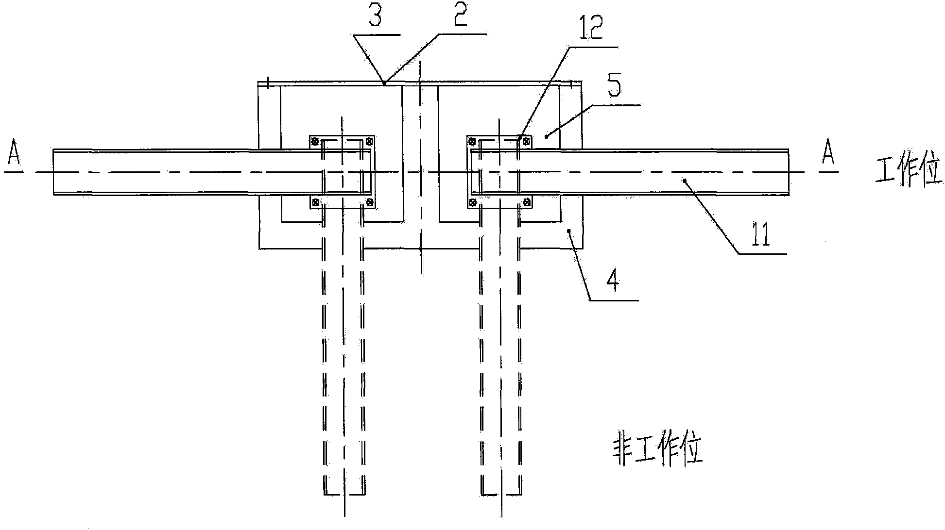 Rotating arm type antifreezing fluid spraying device for two-lane coal trains