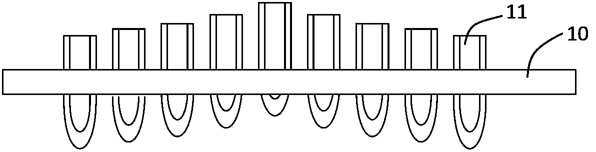 Tufted carpet stretcher device to prevent base fabric from swinging