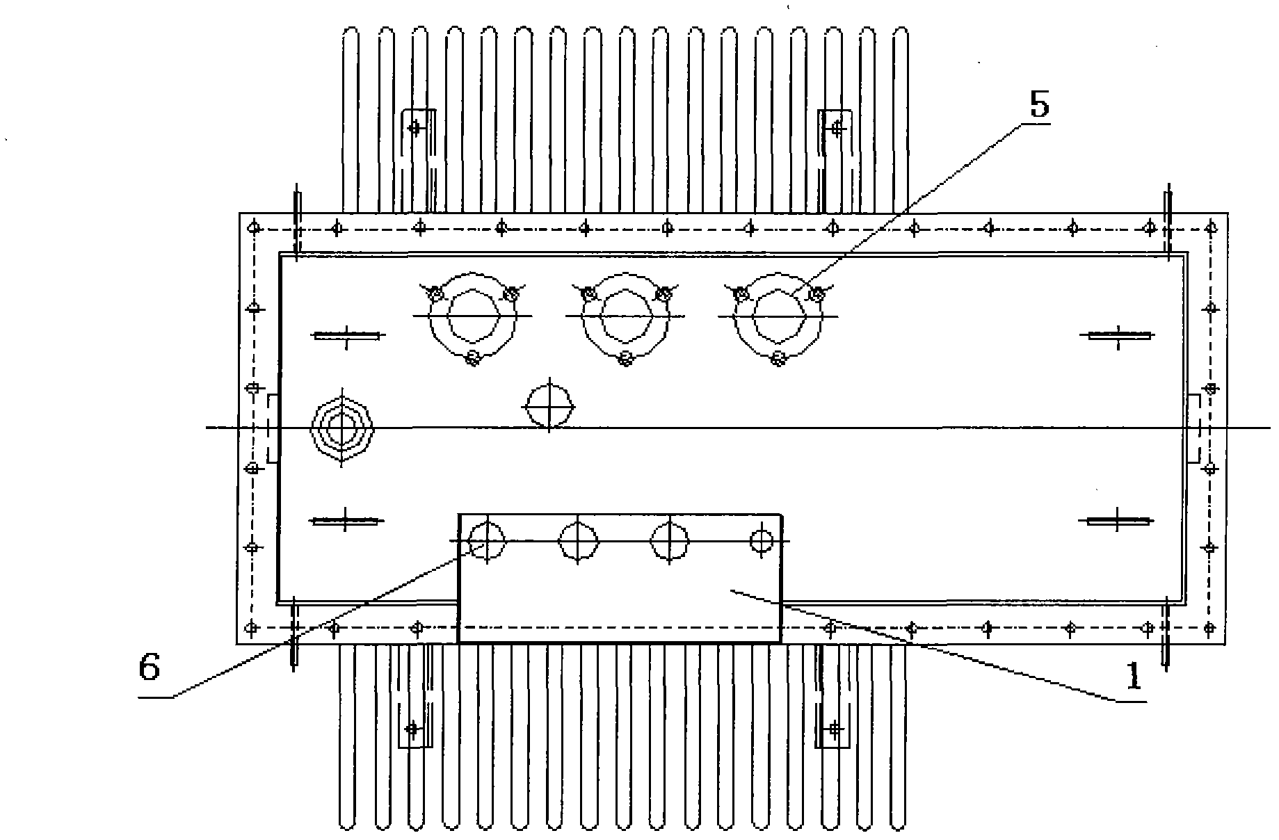 Distribution transformer capable of automatically adjusting capacitance and voltage