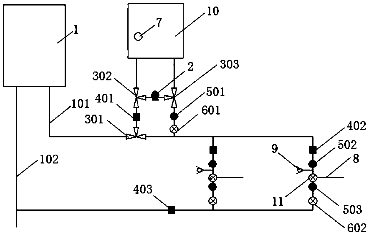 A constant temperature and constant pressure hot water control device for emptying cold water and its control method