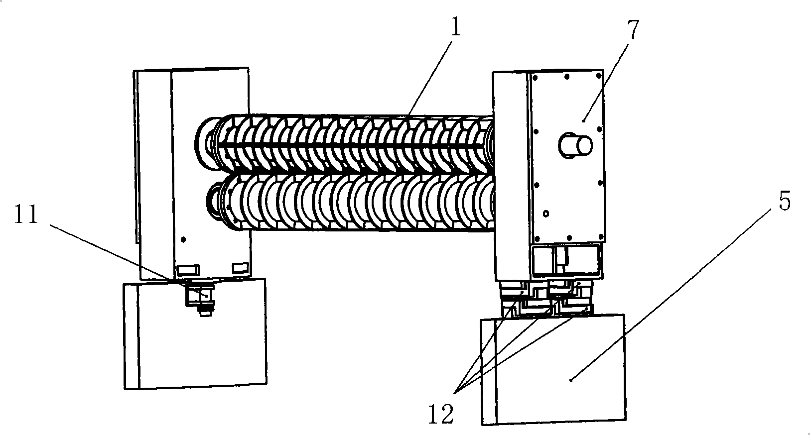 Transversely cutting device of paper cutter with double flying knives and method for adjusting length and squareness of cut paper