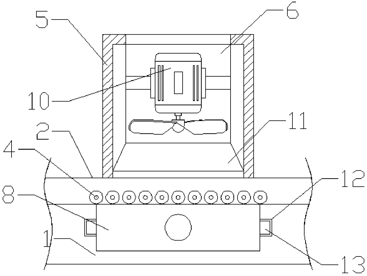 Ore collecting and conveying device for mines