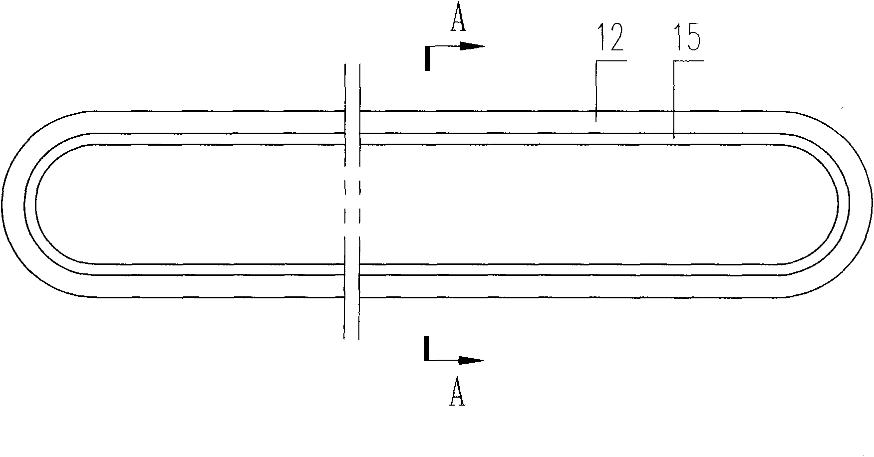 Belt conveying device for preventing belt from deviating