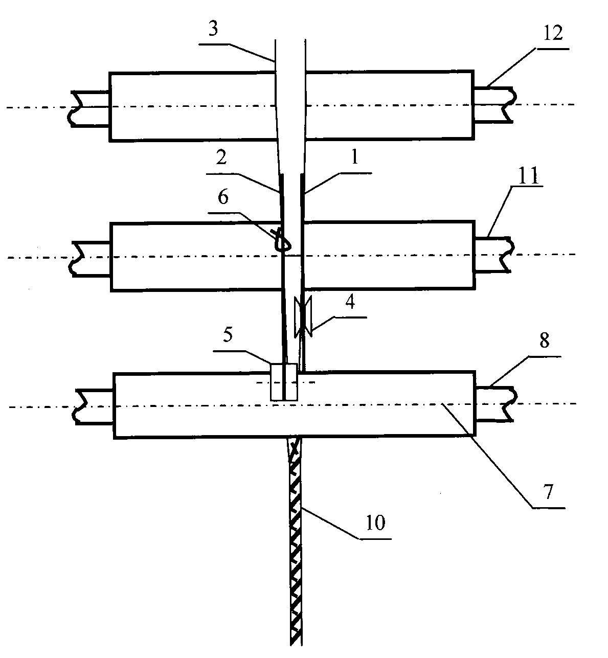 Smooth composite spinning mechanism and method of short fiber whisker strip clamped by double filaments via unequal tension