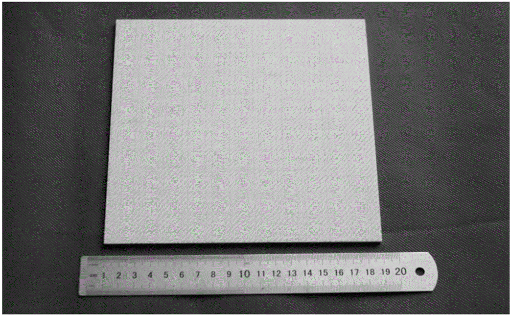 Sandwich-structure high-temperature-resistant radar wave-absorbing material and preparation method thereof