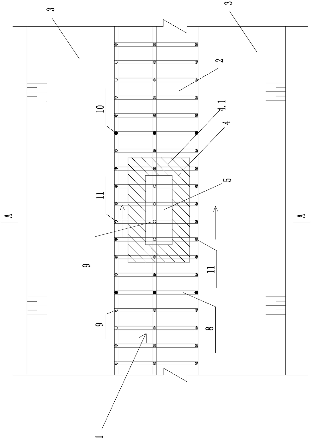 The structure and construction method of cofferdam island type foundation pit under the condition of channel lining repair without interruption of water delivery