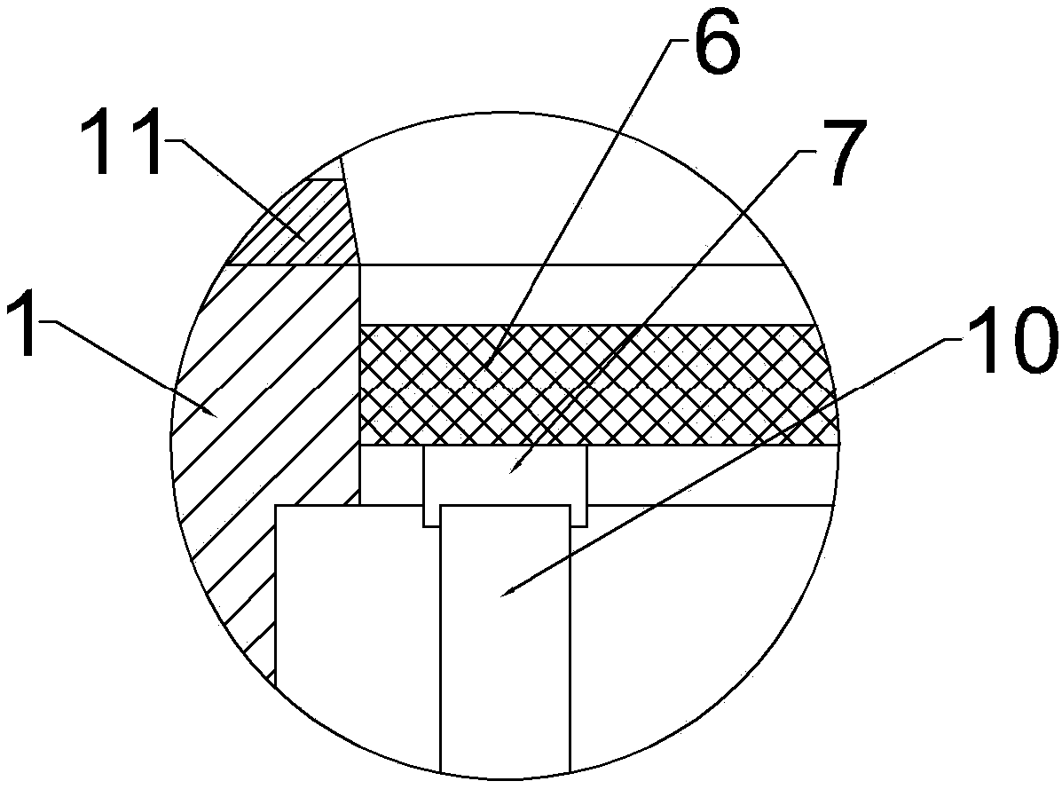 Saw dust screening device with periodical impurity discharging function