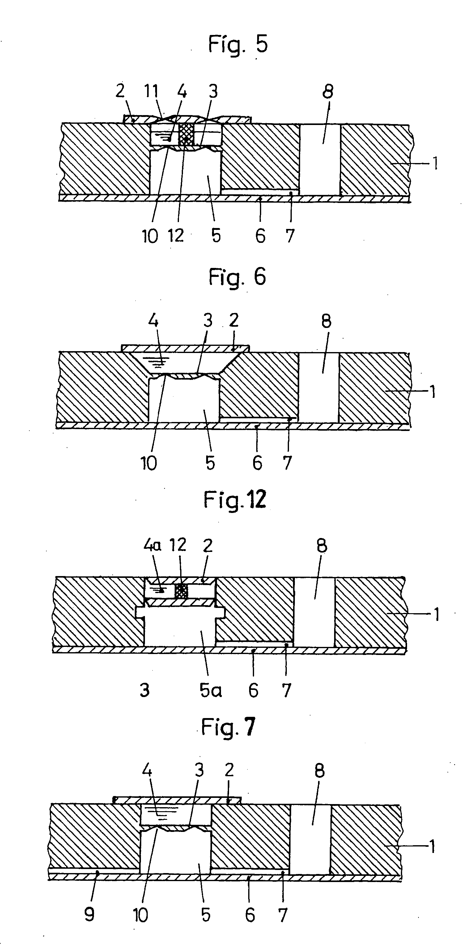 Microstructured device for removable storage of small amounts of liquid and a process for removal of the liquid stored in this device