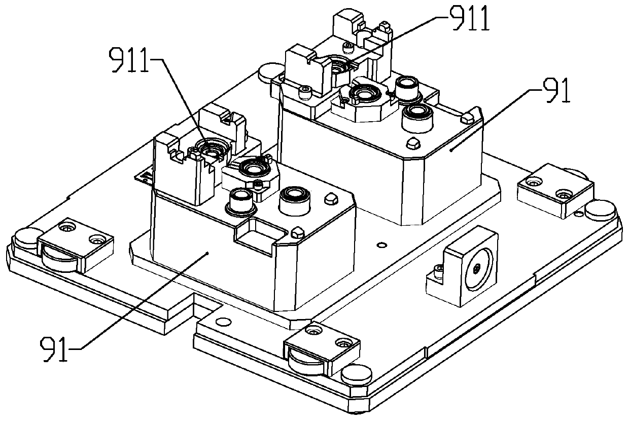 Automatic feeding equipment for symmetrical positions of paired workpieces