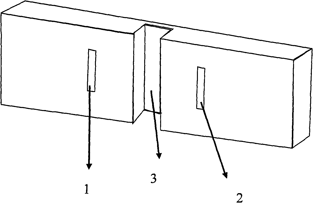 Low-cross coupling groove array antenna