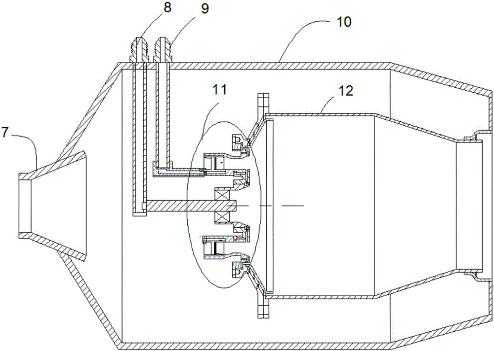 Low-emission combustion chamber for spraying oil through holes in primary combustion stage blades