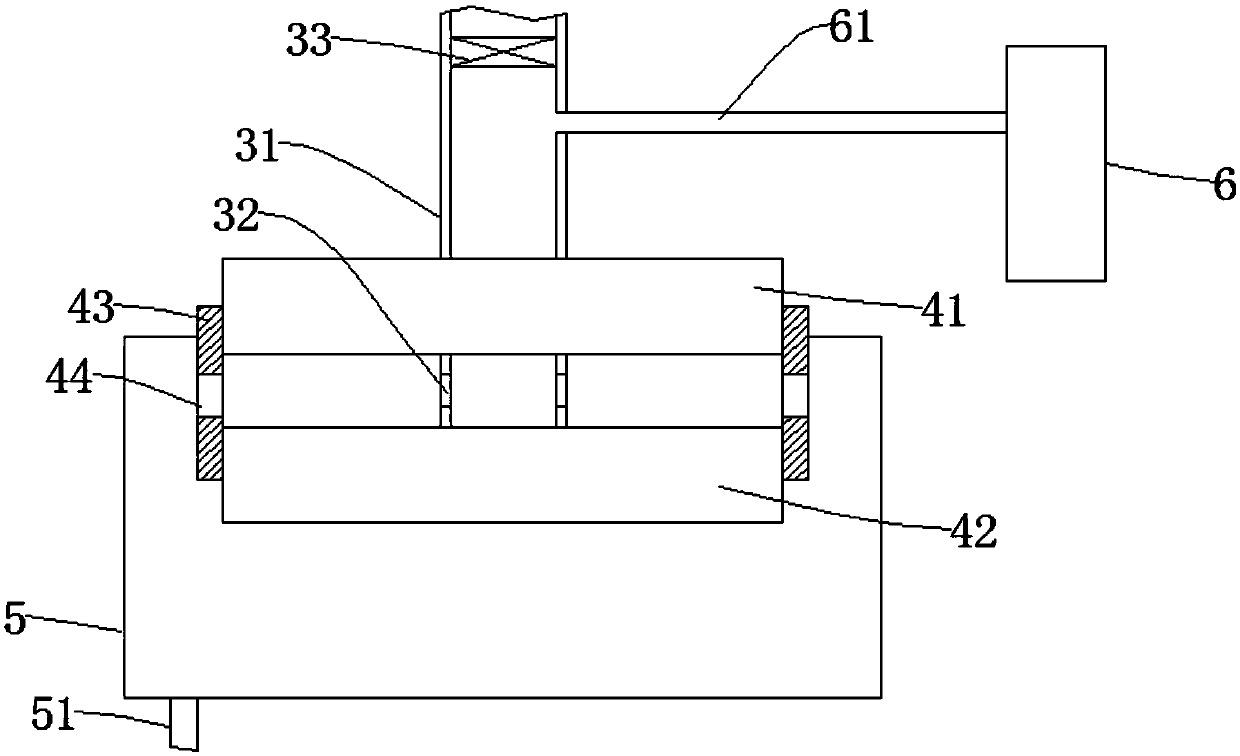 Multiple high-efficiency pulverizing device for tea leaves and pulverizing method