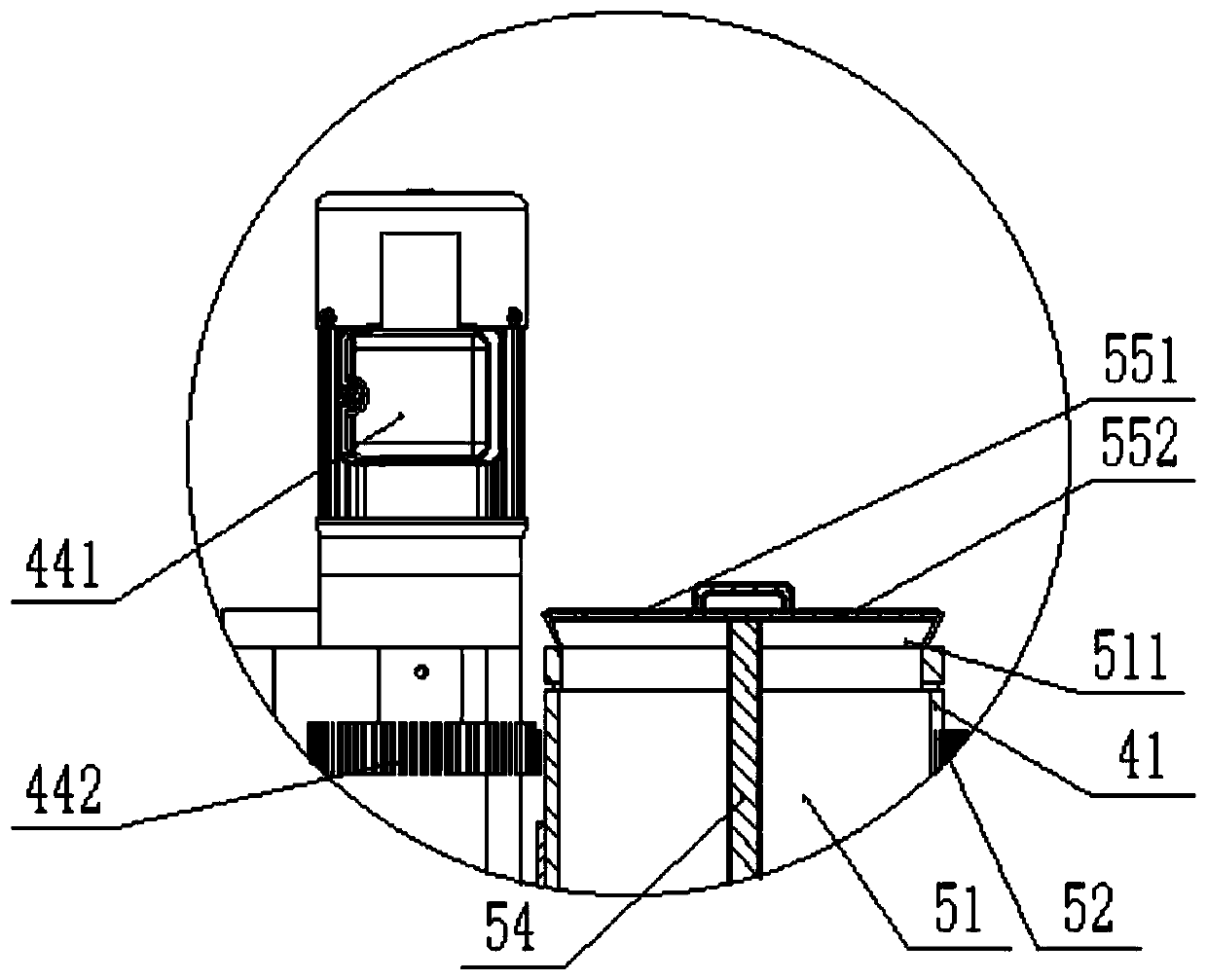 Self-cleaning and self-vibrating type closed grinding device