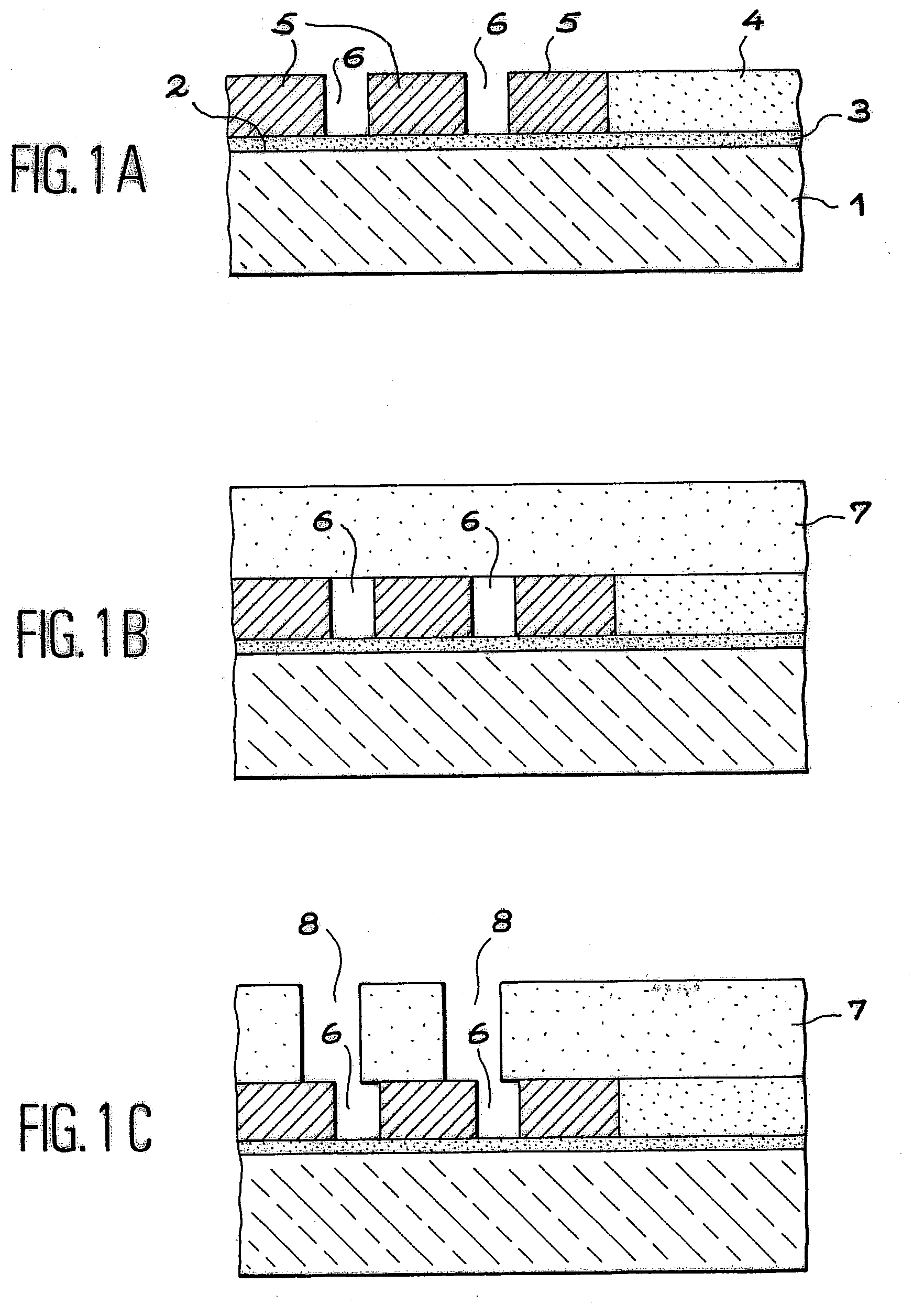 Interconnection structure with insulation comprising cavities