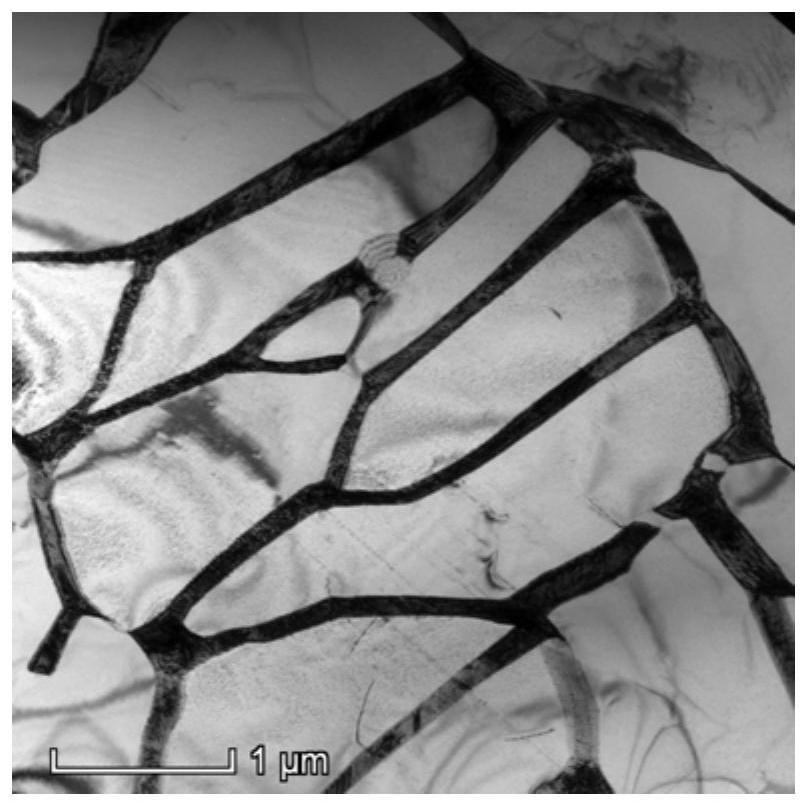 Method for improving anisotropy of additive manufacturing titanium alloy through pulse current