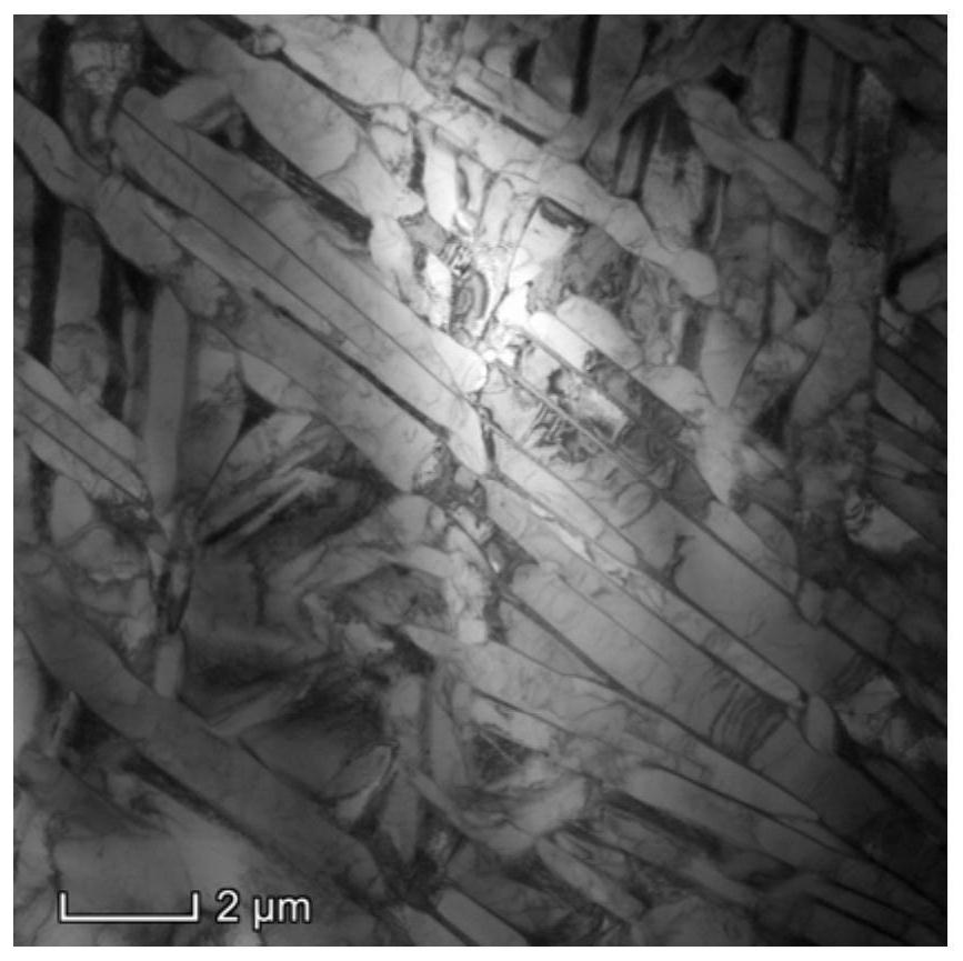 Method for improving anisotropy of additive manufacturing titanium alloy through pulse current