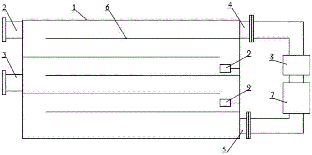 Reverse osmosis filtering water tank for automatically guaranteeing water quality