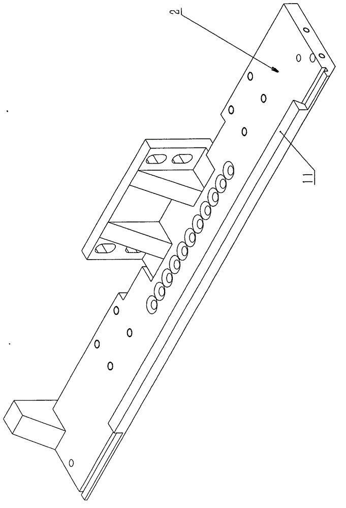 Automatic separating device for aluminum bar clamp