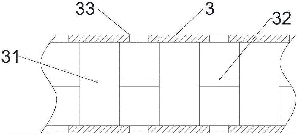 Low-temperature drying and crushing device for horseradish tree leaves