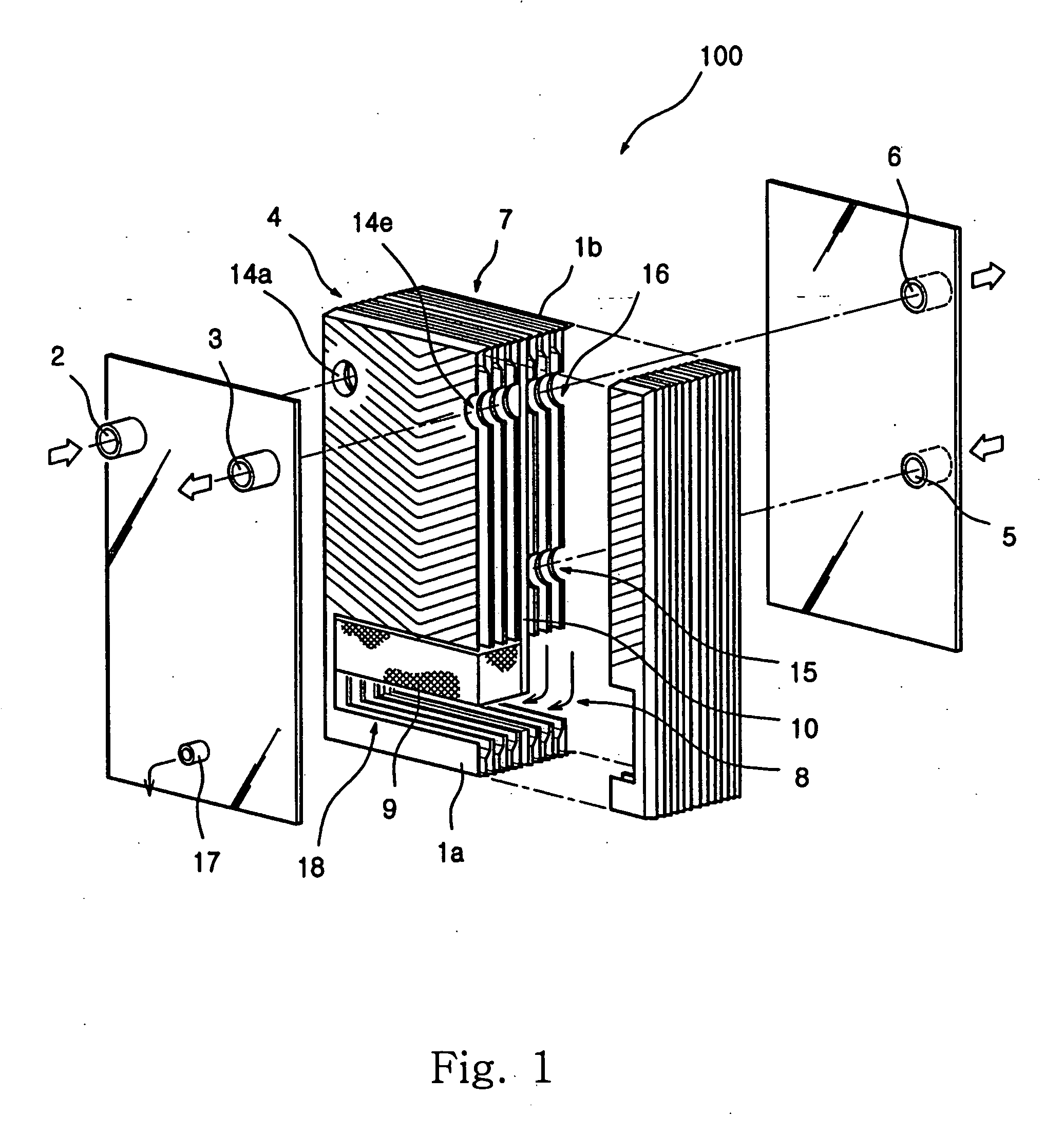 Plate heat exchanger with condensed fluid separating functions and its manufacturing method