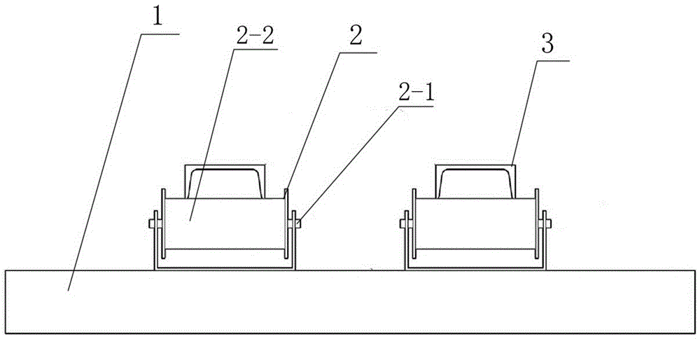 Shuffling device and transferring method for turnout switch rails and stock rail assemblies on bridge