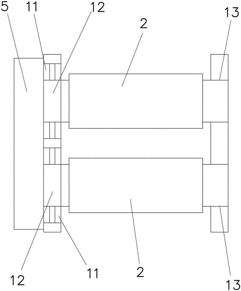 A transmission structure between adjacent conveying rollers