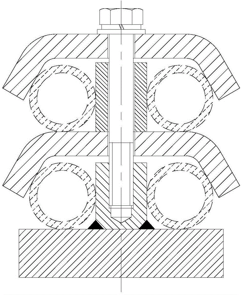 Pressure increasing type automatic locating steel pipe clamp