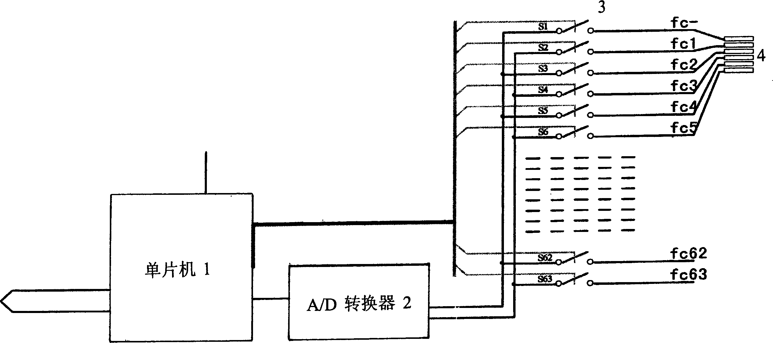 Device for monitoring operating voltage of each cell in fuel cells and making safety alarming as well as its method