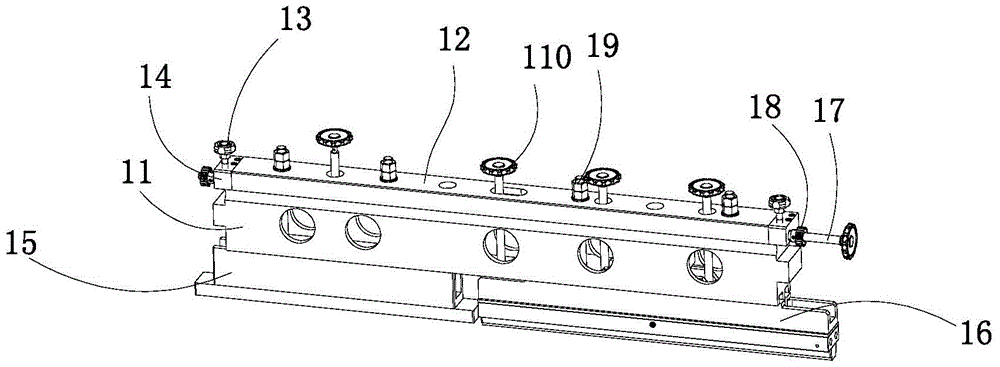 Heat sealing device of bag making machine