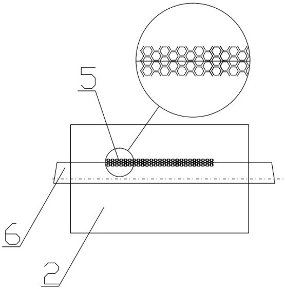 Gluing device and gluing method for large-size flower type reflective patterns