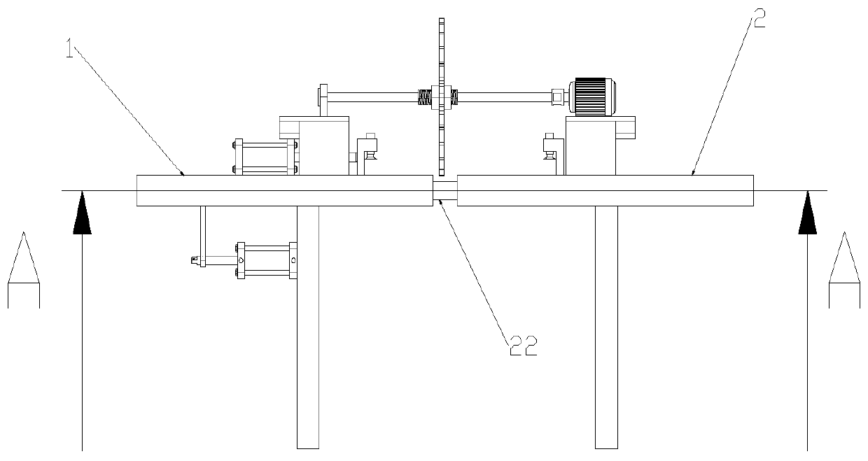 Automatic cutting device for producing and processing plate material through mold