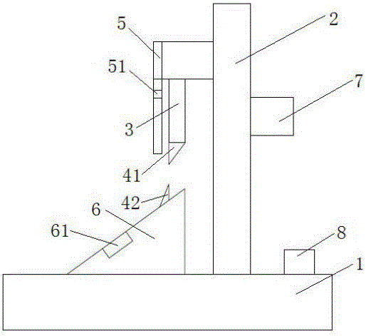 Injection molding sprue cutting device