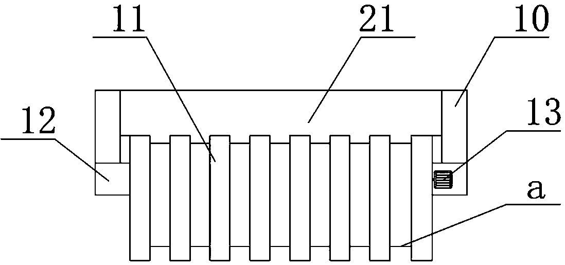 Feed processing raw material crushing device