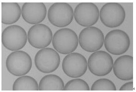 Drug-loaded microsphere-microneedle array for uniform drug administration, preparation method and application