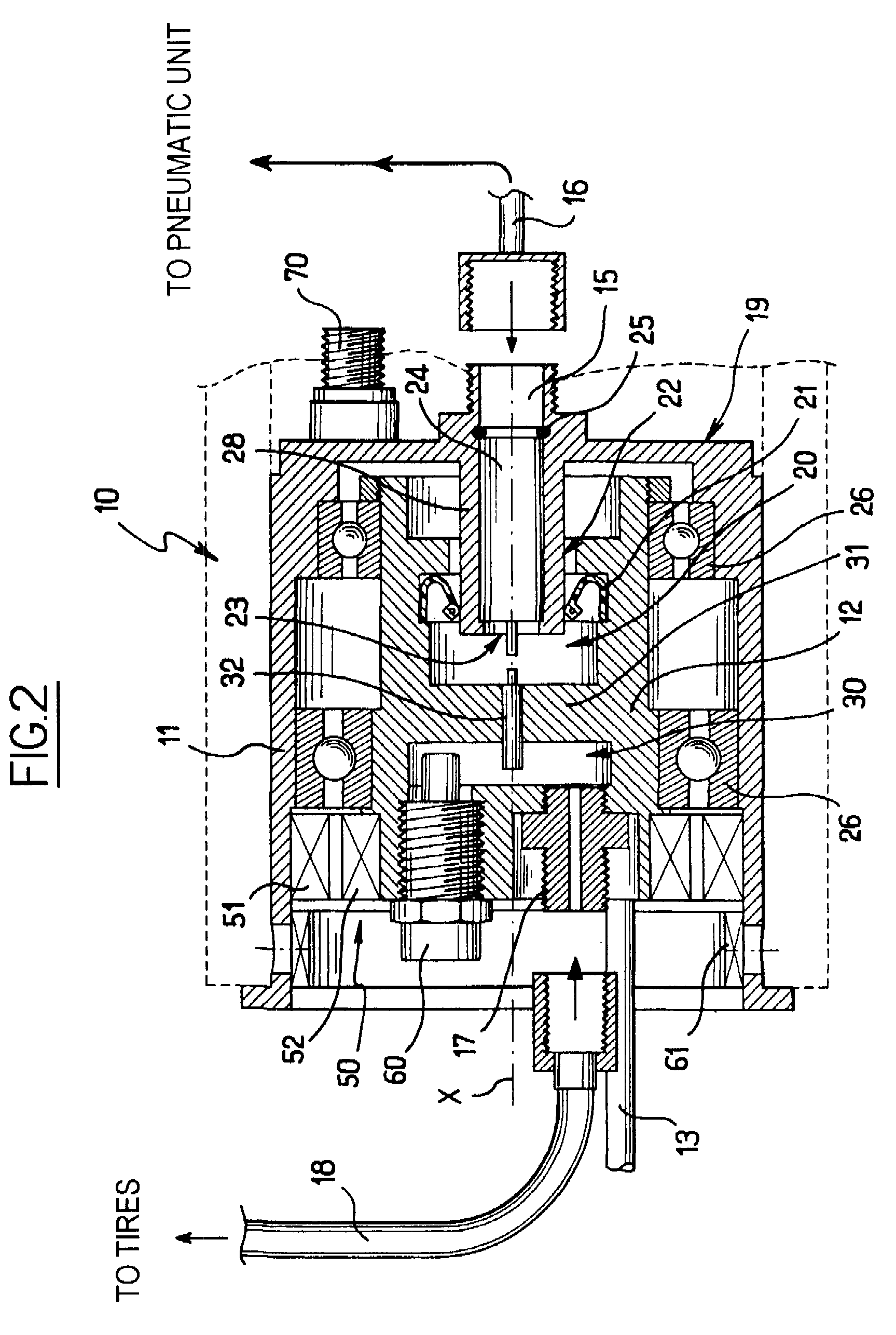 Device for connecting a tire of an aircraft wheel to a pneumatic unit of the aircraft