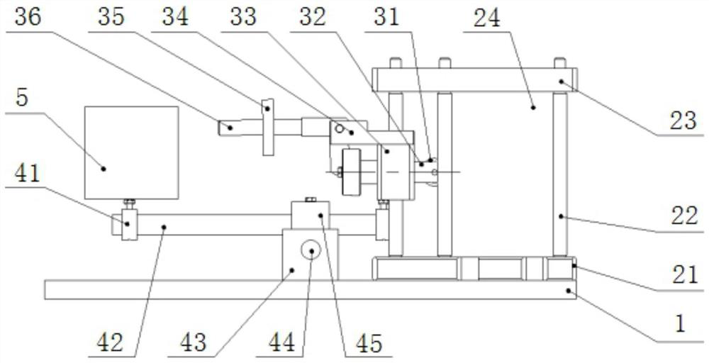 A device and method for measuring deformation of large components in a closed heating furnace