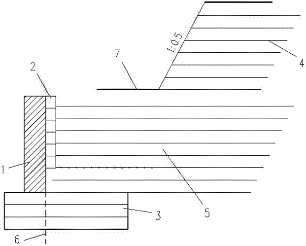 Construction method of composite barricade with massif sloping field based on gravity and geogrid reinforcement