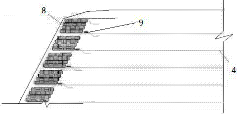 Construction method of composite barricade with massif sloping field based on gravity and geogrid reinforcement