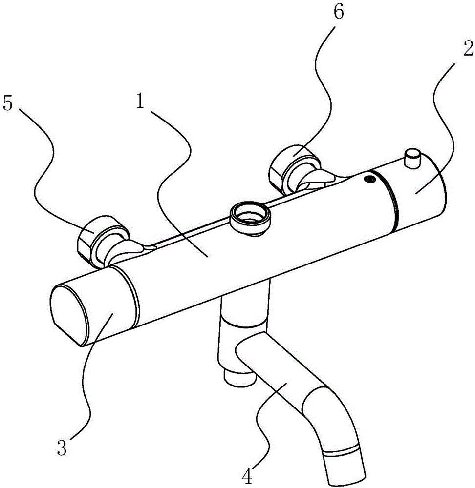 Constant-temperature water discharging assembly facilitating mounting