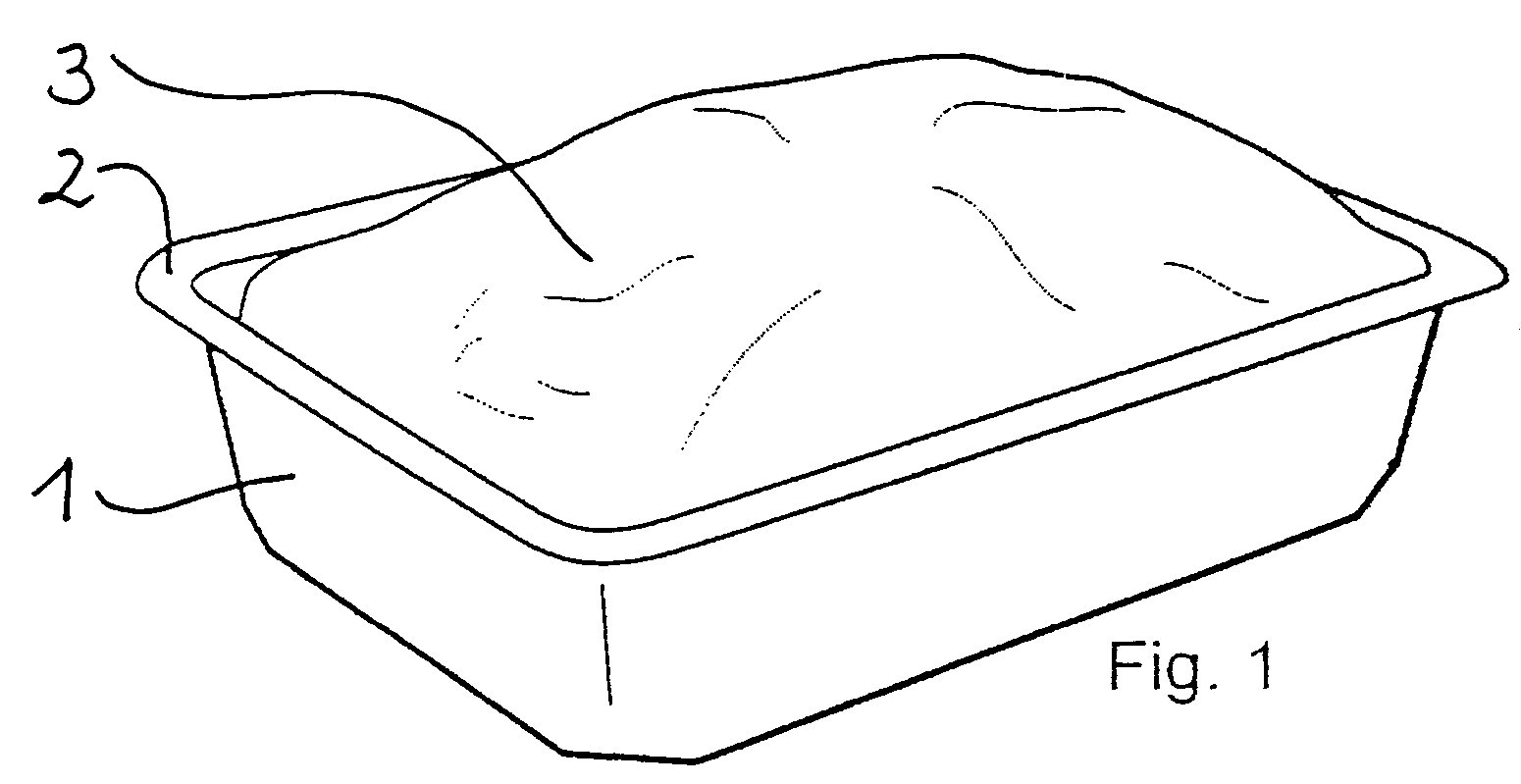 Method and packaging machine for packaging a product arranged in a tray