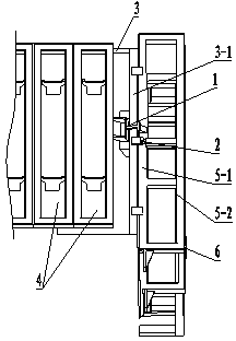 Spacing device of equipment for delivering welding workpieces in circulating manner