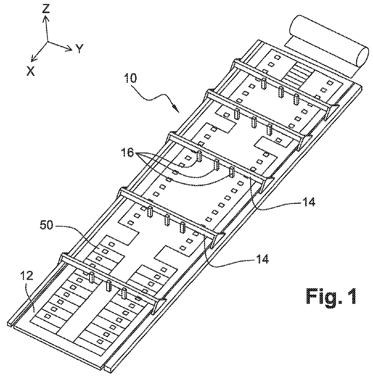 Bendable element that can be bent by inflating an envelope, bendable batten and structure comprising such an element and associated bending methods