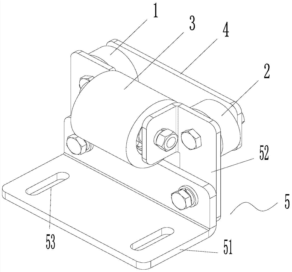 Deviation correcting device for elevator traction belt