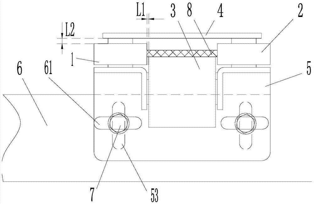 Deviation correcting device for elevator traction belt