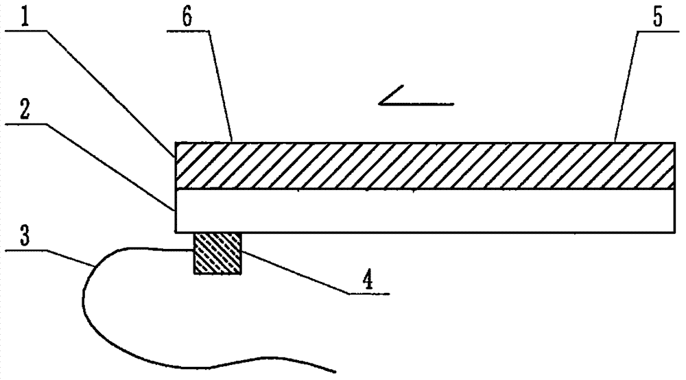 Microfluidic chip device depending on interphase interface characteristics to achieve sample fluid transfer