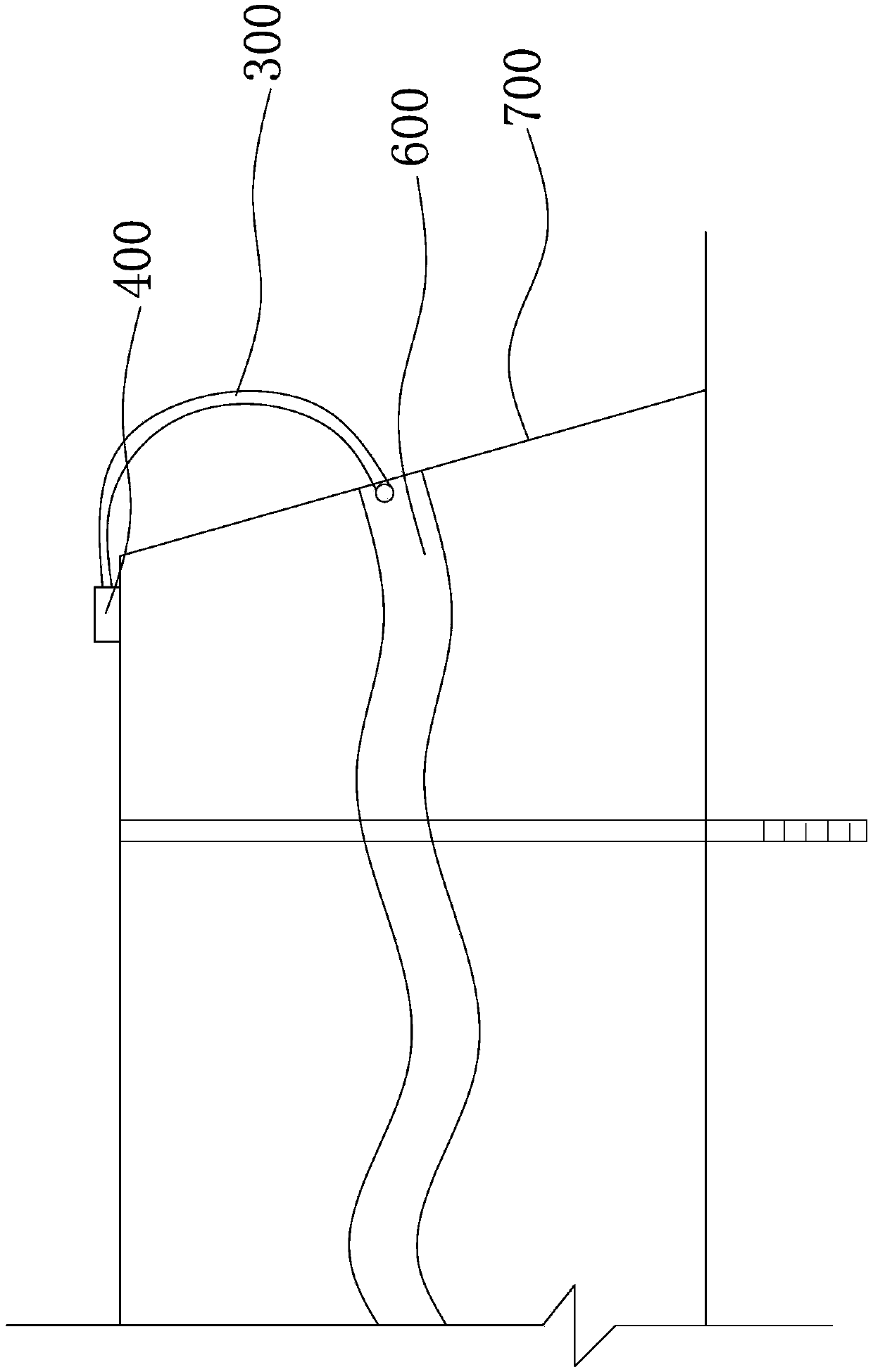 Horizontal dewatering device for foundation pit and using method thereof