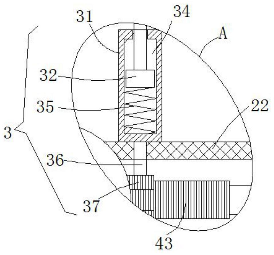 Auxiliary conveying device for liquor and spirit bottle cleaning in liquor and spirit production