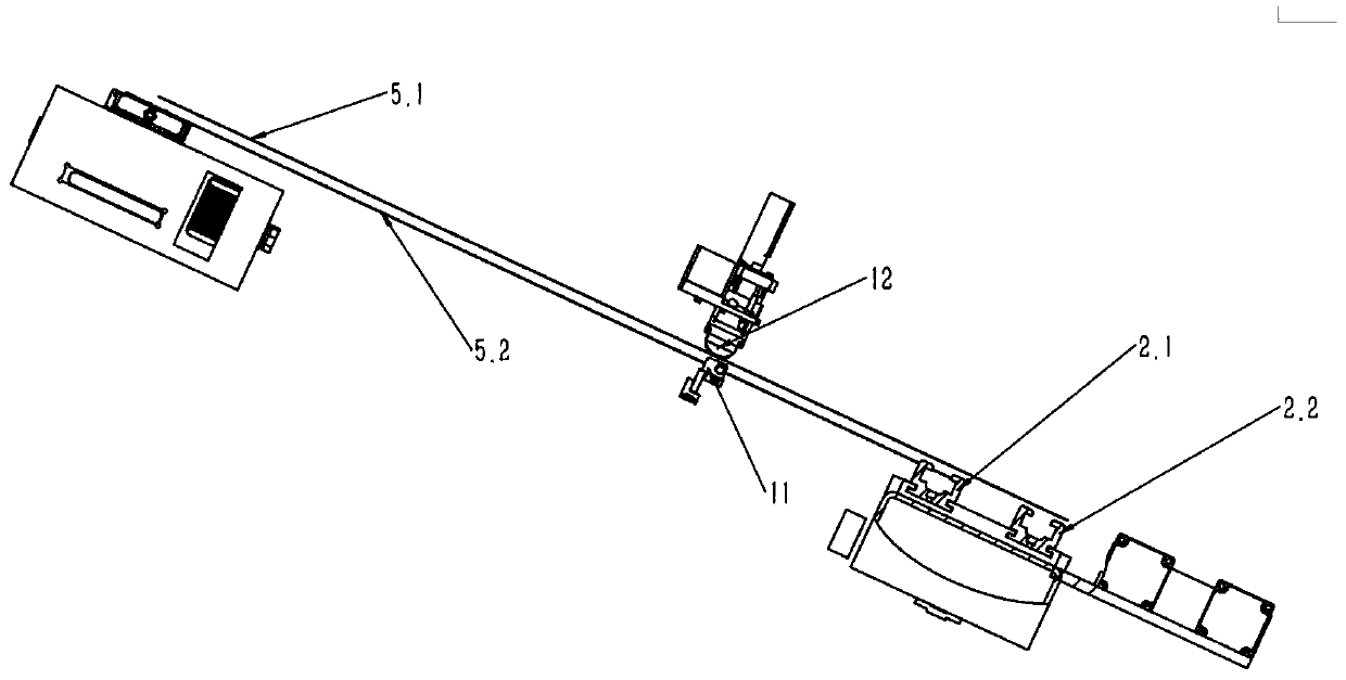 Adjustment mechanism and method for automatic adjustment of multilayer yarn screen edge layer difference