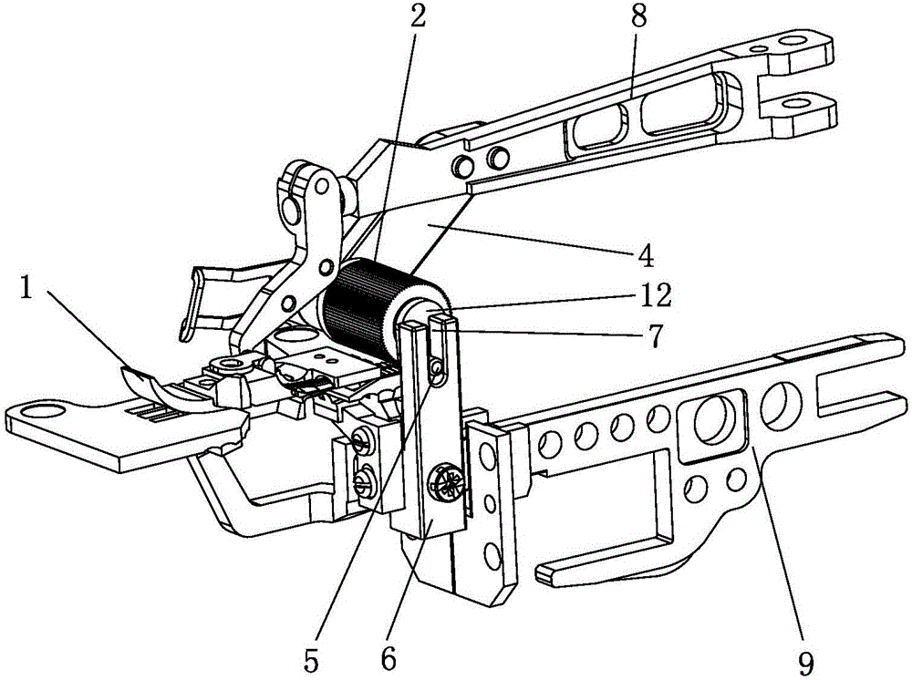 Synchronous feeding device and sewing machine