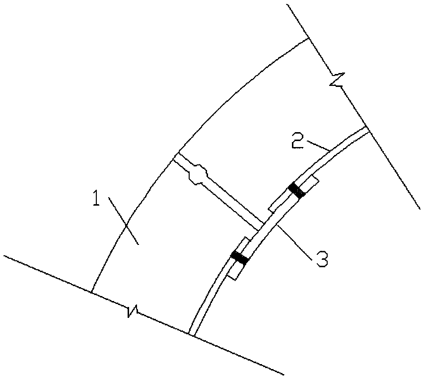 Transverse oval deformation resisting shield tunnel reinforcing structure comprising embedded steel plates and construction method